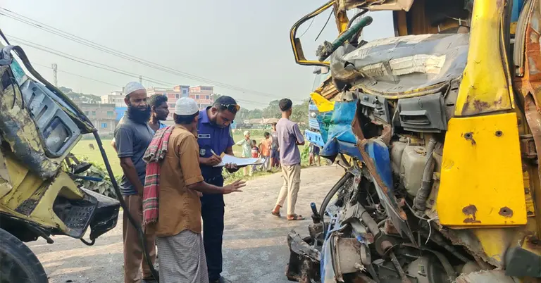 দুর্ঘটনাগ্রস্ত বাস ও ট্রাক